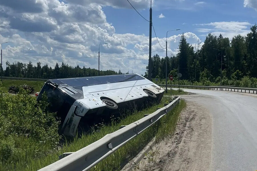 Служебный автобус опрокинулся в Подмосковье